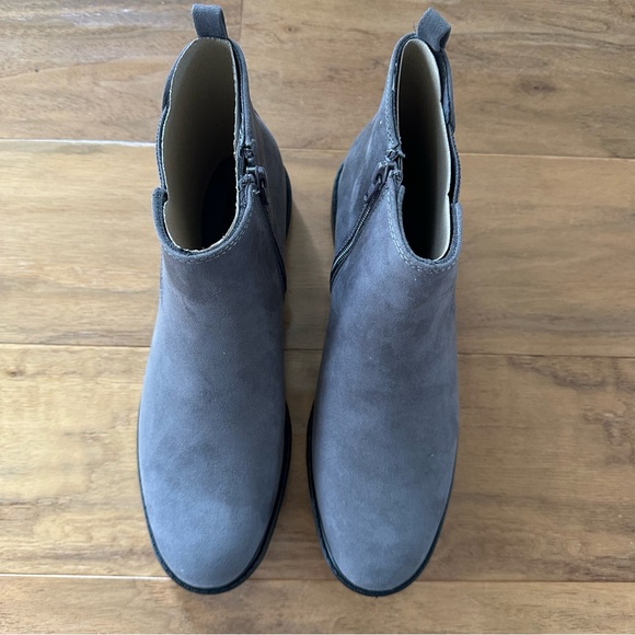 Brand New Women’s Gray Ankle Boots, Size 10, New in Box, NWT - Picture 3 of 4